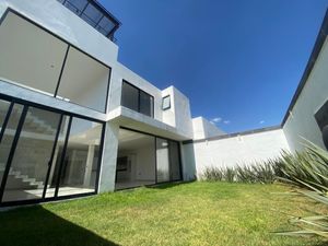 Estrena casa con doble altura y roof garden en Lomas de Juriquilla!