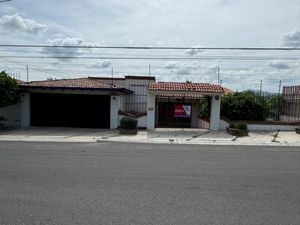 Espectacular casa con 4 recámaras y vista al campo de golf en Villas del Mesón !