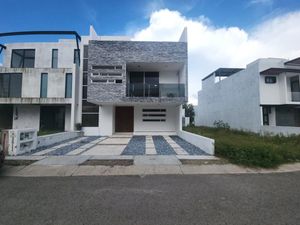 Bonita casa en renta con opción a 4ta recámara en Gran Reserva Preserve!