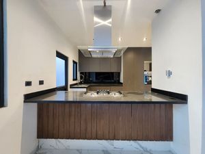 Espectacular casa completamente remodelada en Cumbres del Lago!