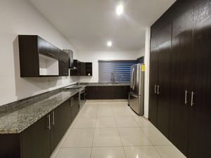 Amplia casa en venta en calle abierta en Cumbres del Lago !