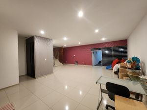 Amplia casa en venta en calle abierta en Cumbres del Lago !