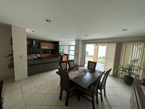 Amplia casa en venta en Cumbres del Lago !