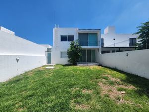 Amplia casa en venta en venta en Cumbres del Lago ! Precio de oportunidad!