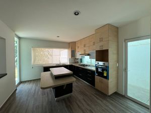 Amplia casa en venta en venta en Cumbres del Lago ! Precio de oportunidad!