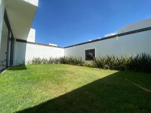 Estrena casa con doble altura y roof garden en Lomas de Juriquilla!