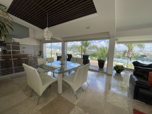 ILUMINADA CASA EN VENTA EN JURIQUILLA CON VISTA AL LAGO