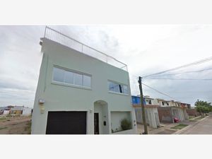 Casa en venta en Valle Dorado, Culiacán Rosales, Sin., México. Universidad  Autónoma de Occidente, Pizzeta UdeO, Domino's Plaza Vía