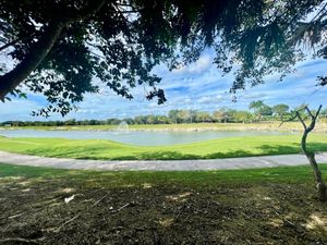 TERRENO CON VISTA AL LAGO PRINCIPAL Y CAMPO DE GOLF EN YUCATÁN COUNTRY CLUB