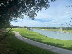 TERRENO CON VISTA AL LAGO PRINCIPAL Y CAMPO DE GOLF EN YUCATÁN COUNTRY CLUB