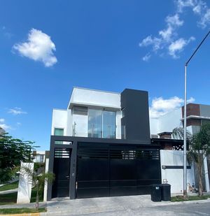 CASA CON ALBERCA EN ESQUINA, PRIVADA BORNEO, APODACA