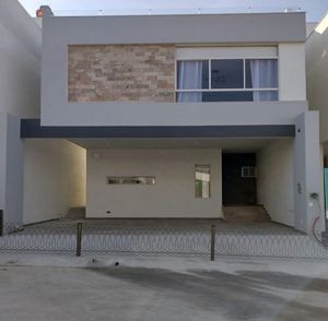 Estrena Casa con Terraza en Cumbres, Zona en Constante Desarrollo!