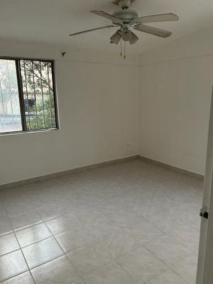 Casa subdividida en departamentos, en venta.