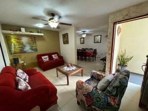 ¡En Venta hermosa casa sobre avenida Mérida 2000!