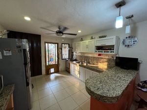 ¡En Venta hermosa casa sobre avenida Mérida 2000!