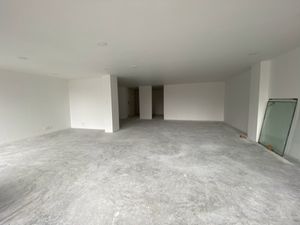 Sala con posibilidad de 4 ambientes, con balcón