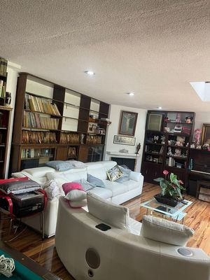 Casa muy bien ubicada, esquina con Viveros de Coyoacán.