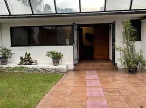 Se vende excelente casa muy cómoda y funcional en un piso.