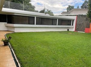 Se vende excelente casa muy cómoda y funcional en un piso.