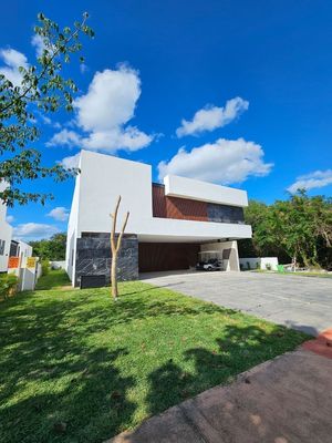 CASA EN VENTA EN YUCATAN COUNTRY CLUB, MERIDA ESTRENA LUJOS Y COMODIDADES.