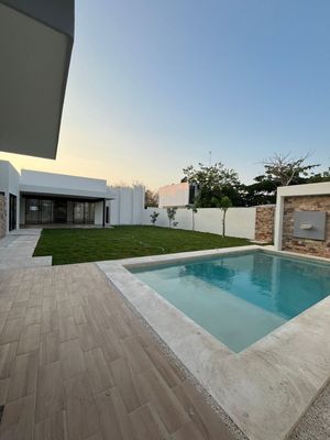 CASA EN VENTA EN MÉRIDA, PASEOS DEL MAYAB CONKAL, UN PISO, 640M2