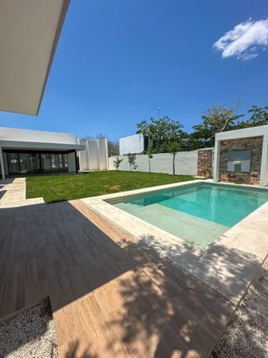 CASA EN VENTA EN MÉRIDA, PASEOS DEL MAYAB CONKAL, UN PISO, 640M2