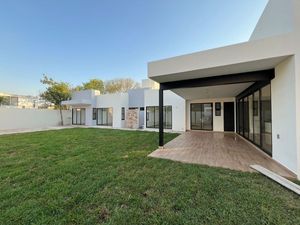 CASA EN VENTA EN MÉRIDA, PASEOS DEL MAYAB CONKAL, UN PISO, 640M2