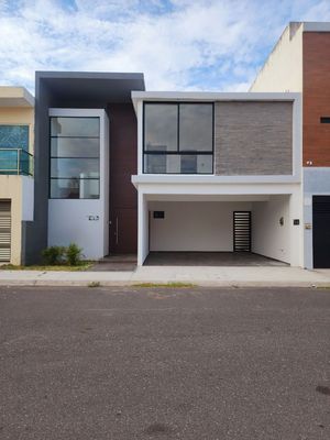 Casa en VENTA lado sombra y alberca Fracc LOMAS DEL SOL