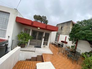 Casa en venta con Local comercial en Contry la Silla Guadalupe N. L.