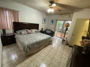 Casa en venta con Local comercial en Contry la Silla Guadalupe N. L.