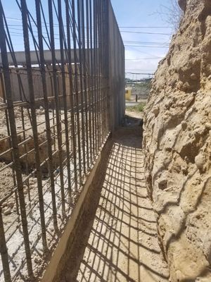 Terreno para Bodega con bardas y muros en obra negra!