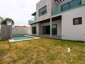 CASA EN VENTA EN ZONA VALLES, CON ALBERCA, RECÁMARA EN PLANTA BAJA Y PANELES