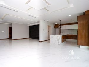 CASA EN VENTA EN ZONA VALLES, CON ALBERCA, RECÁMARA EN PLANTA BAJA Y PANELES