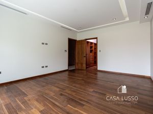 CASA EN VENTA EN ZONA VALLES, CON ALBERCA, RECÁMARA EN PLANTA BAJA Y PANELES