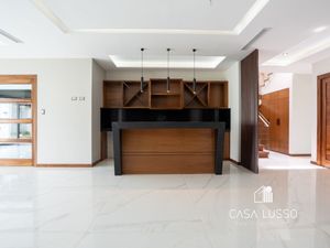 CASA EN VENTA EN ZONA VALLES, CON ALBERCA, RECÁMARA EN PLANTA BAJA Y PANELES