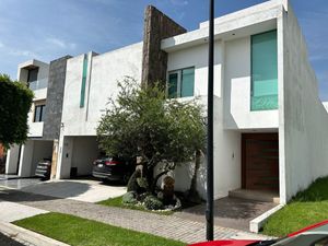 Amplia Casa en Parque 999, Lomas I, con Diseño Moderno y Espacios Luminosos