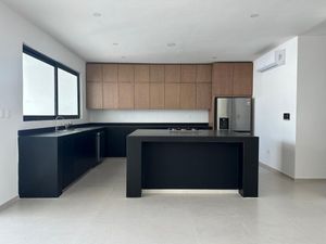 ¡CASA EN VENTA DE 4 HAB CON PANELES SOLARES EN DZITYÁ!