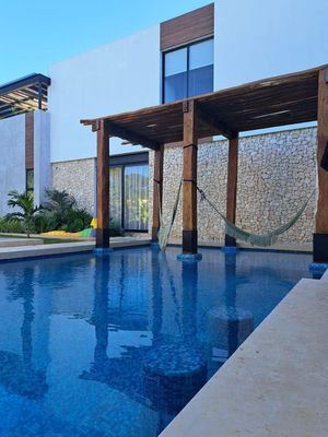Casa en venta Mérida, Tixcuytún, con más de 1500m2 de terreno.  Equipada