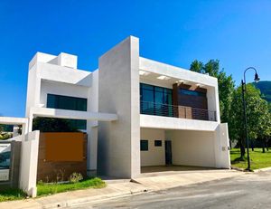 CASA EN VENTA EN CEREZOS RESIDENCIAL, CARRETERA NACIONAL, MONTERREY, NL(ALBERCA)