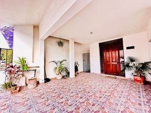 CASA EN VENTA EN VALLE DEL HUAJUCO , ZONA SUR, MONTERREY,  en Calle Sin Salida