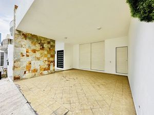 CASA EN VENTA EN PRIVANZAS, ZONA VALLE ORIENTE.