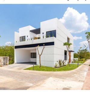 Residencia en Paseo Country al norte de Mérida en la zona del YCC LOTE 107