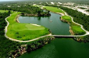 Terreno en Venta  con vista al lago y campo de golf Yucatán Country Club, Mérida