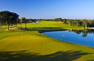 Terreno en Venta  con vista al lago y campo de golf Yucatán Country Club, Mérida