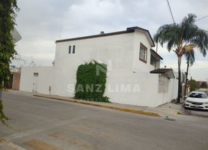 LOS LAURELES: CASA CÉNTRICA EN ESQUINA CON BUENOS ACABADOS