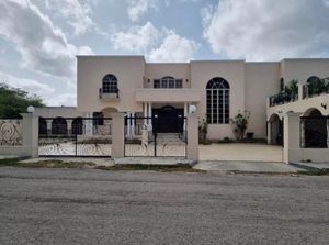 CASA EN RENTA IDEAL PARA OFICINA, EN EL NORTE DE LA CIUDAD DE MERIDA