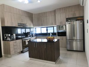 EN VENTA CASA EN PRIVADA EN MONTEBELLO NORTE, 4 RECÁMARAS, PISCINA.