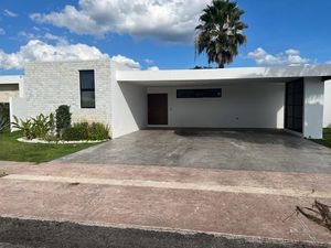 EN VENTA CASA EN PRIVADA CON AMENIDADES, KOMCHÉN, MÉRIDA