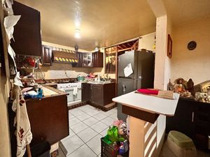 Casa en VENTA a una calle de la central de abastos