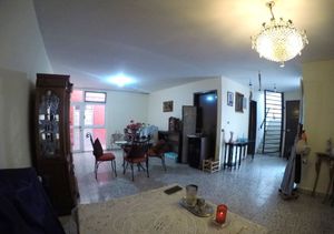 Casa en VENTA a 350 metros de los Arcos con recámara en planta baja